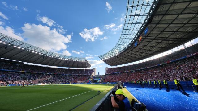 开云登录入口地址-【帆看欧洲杯】飞舞中指的球迷，做不了网红的老记