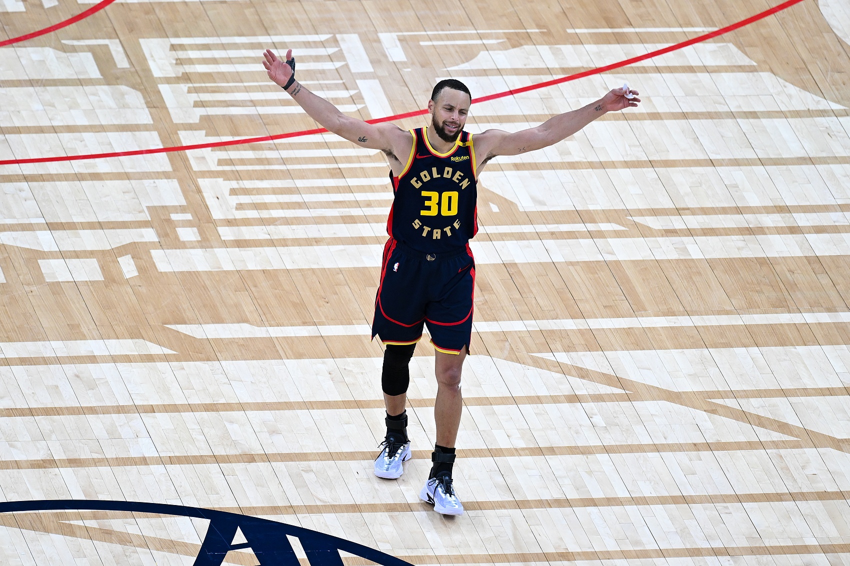 开云登录入口地址-库里生涯投过110个节末超远三分 按新算法三分命中率能提高0.4%