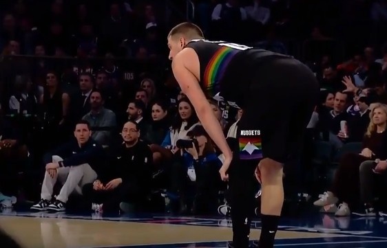 开云体育app-让人揪心！约基奇无对抗应力性摔倒&amp;掘金喊暂停 好在无碍继续打