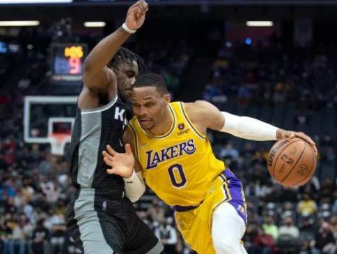 开云电子-湖人输球詹姆斯心态不乱 已经习惯逆境下背负压力